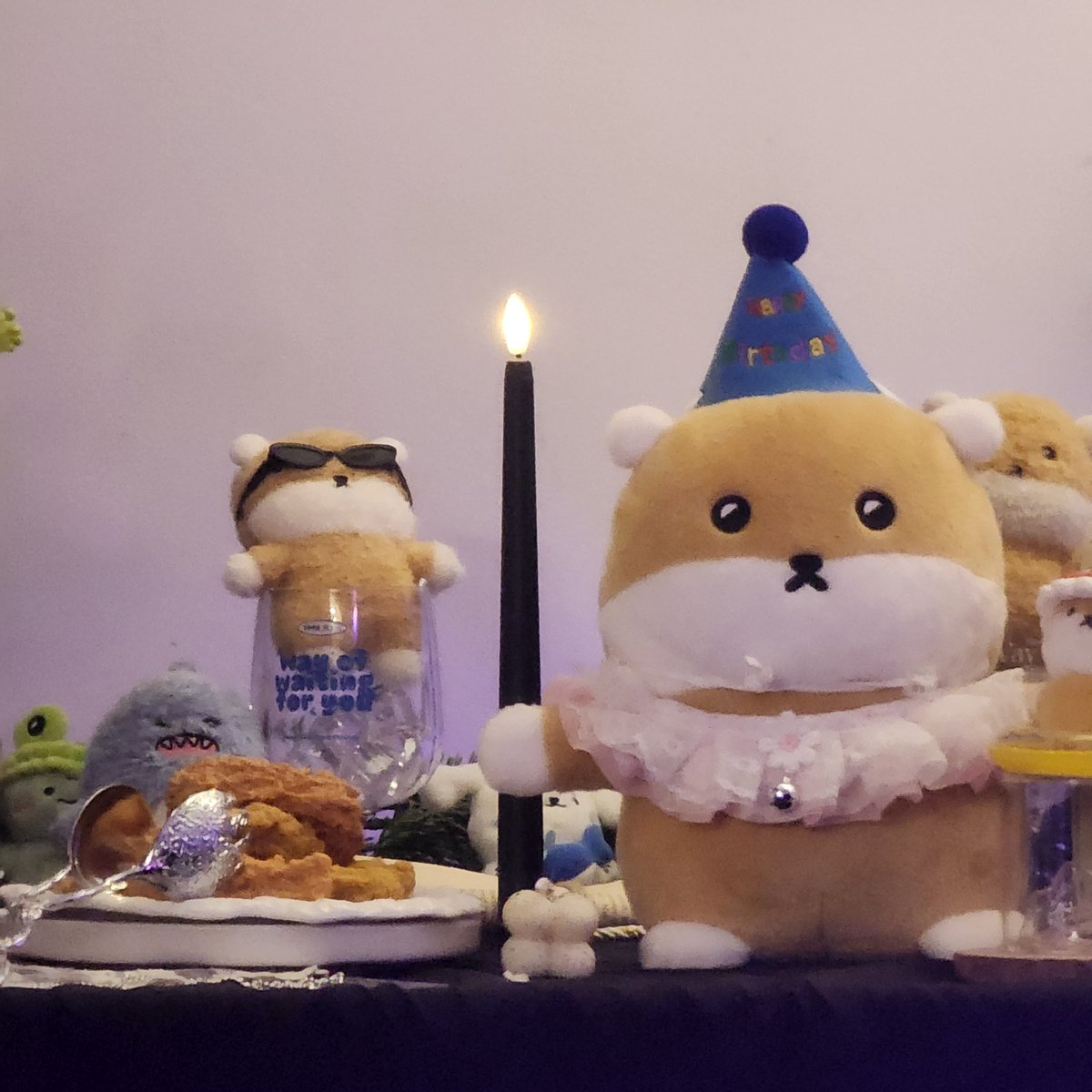 심야식당인만큼 살짝쿵 어두워서 무드〰️
있었움 .ᐟ.ᐟ.ᐟ 🌃🌛

제일 귀여웠던 점 ㅋㅋㅋㅋㅋㅋ
; 햄찌를 위한 치킨 존재함 🍗

#사랑하고_빠뻐이
#고든햄쥑의_생일파티