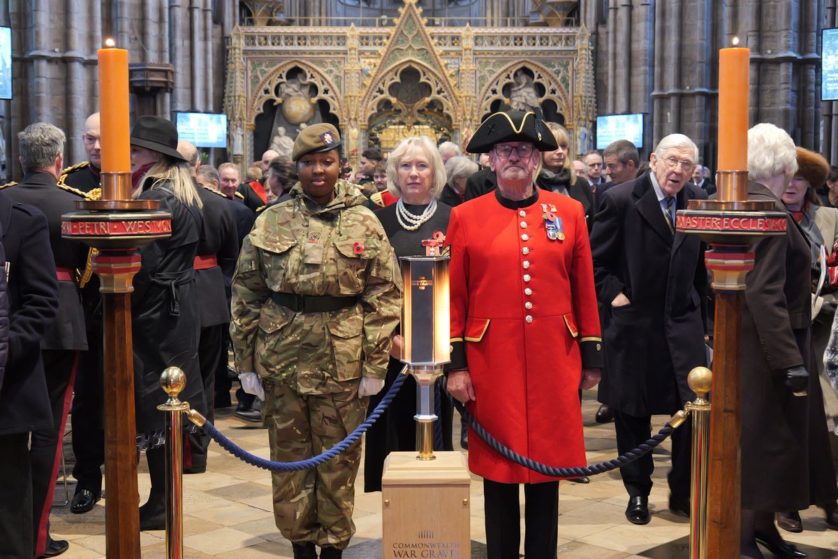 CanadianTorch's tweet photo. Commonwealth War Graves Commission's "Torch of Commemoration"--a replica of The Canadian Remembrance Torch--burned brightly during the National Service of Remembrance at Westminster Abbey in London.
#canadianremembrancetorch
#canadiantorch
#Remembrance https://t.co/ETz8jZBPXn