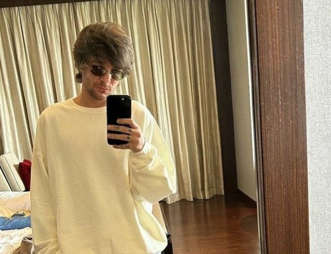 sweetnmaniac's tweet photo. —— au | enemies to lovers

Harry Styles es testigo de un gran secreto de la familia más rica del St George's College.

O

Louis Tomlinson es el arrogante heredero millonario, el cual tiene que lidiar con el alumno becado. https://t.co/PNl1ThN4vu