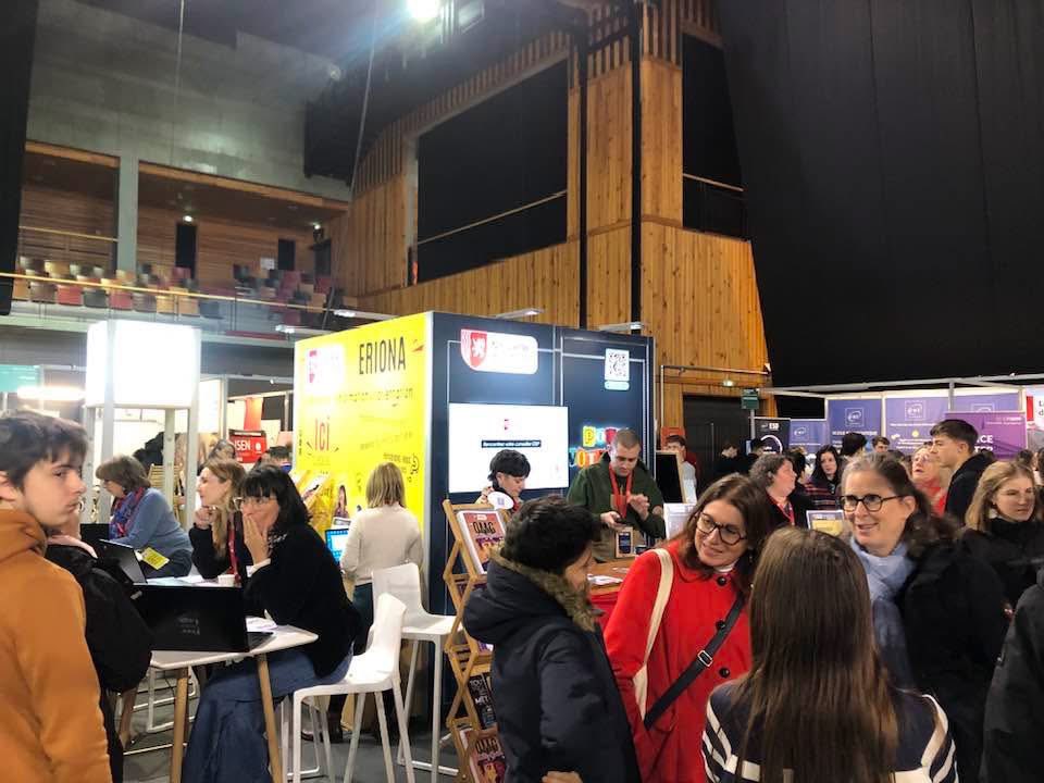 NathalieLanzi's tweet photo. 🎓Heureuse d’avoir pu aller ce samedi 23 novembre au salon de l’#enseignement supérieur à Niort. 

🗣️L’occasion d’échanger avec nos lycéens et les formateurs, ainsi que les deux universités de La Rochelle et Poitiers.

👏Plus de 4000 personnes présentes ! 
#jeunesse https://t.co/1oLr2JlRNg