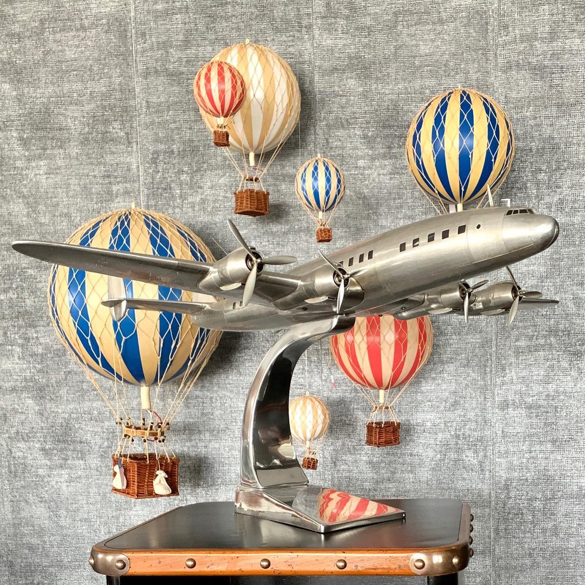 LuxGiftsnGoods's tweet photo. SHOP https://t.co/Pa0M5ji8KM for unique home decor, objects d'art and home furniture to feather your nest. Code TAKE15 at checkout gives 15% discount site wide for new customers; Free shipping most items at $99 #decor #objectsdart #furniture #AuthenticModels #balloonmodel https://t.co/1aX0SNha00