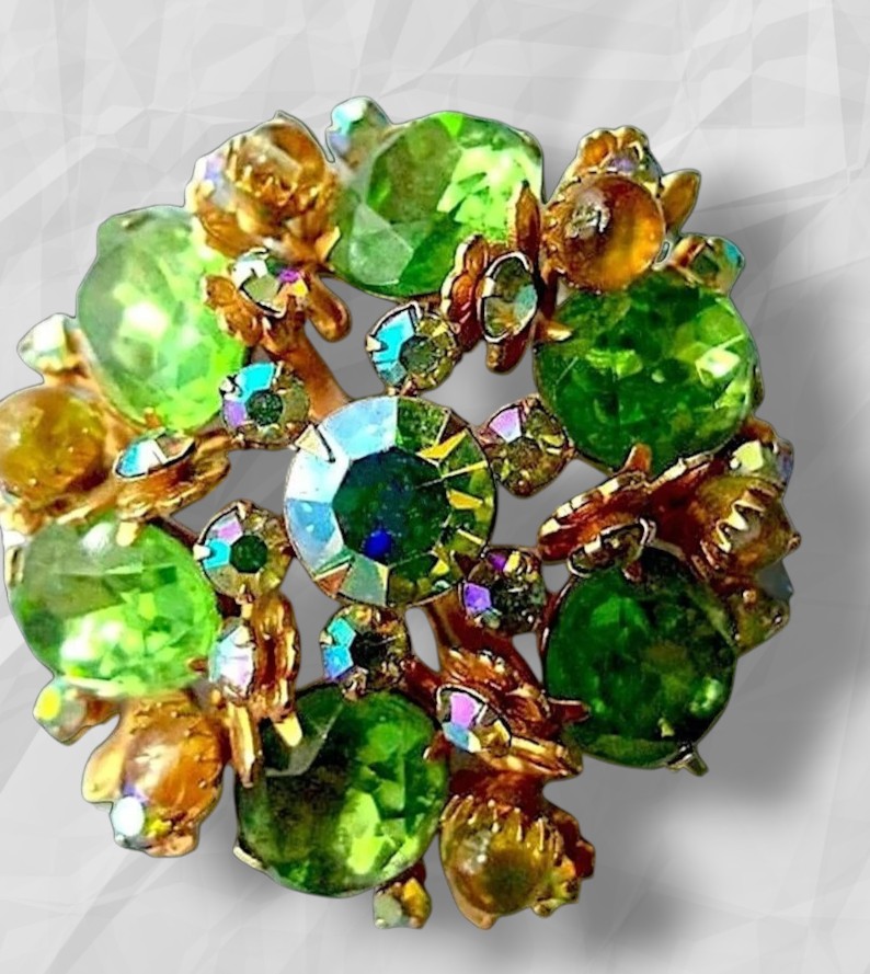 renaissancefai's tweet photo. https://t.co/HHtBr3ViSf
#brooch #green #rhinestones #vintage #floral #flower #AB #domed #riveted #cabochons #citrine #cluster #JudyLee #auroraborealis #designer #unsigned #renaissanceFair https://t.co/VObLr2xgpZ