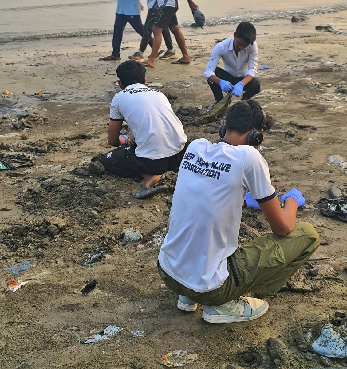 KeepHopeAlive_0's tweet photo. #keephopealivefoundation
🌊 #Blueseacleaning Initiative  Week108#Mission 
📍 Location: Dana Pani Beach
🗓️ Date: [24th November 2024]
⏰ Time: [7.30 A.M]
Appreciation and Support:
🤝 Collaboration with @hidushfoundation
✨ Supported by @my_bmc
Appreciation @patkarnssunit https://t.co/TyzYVqeII7