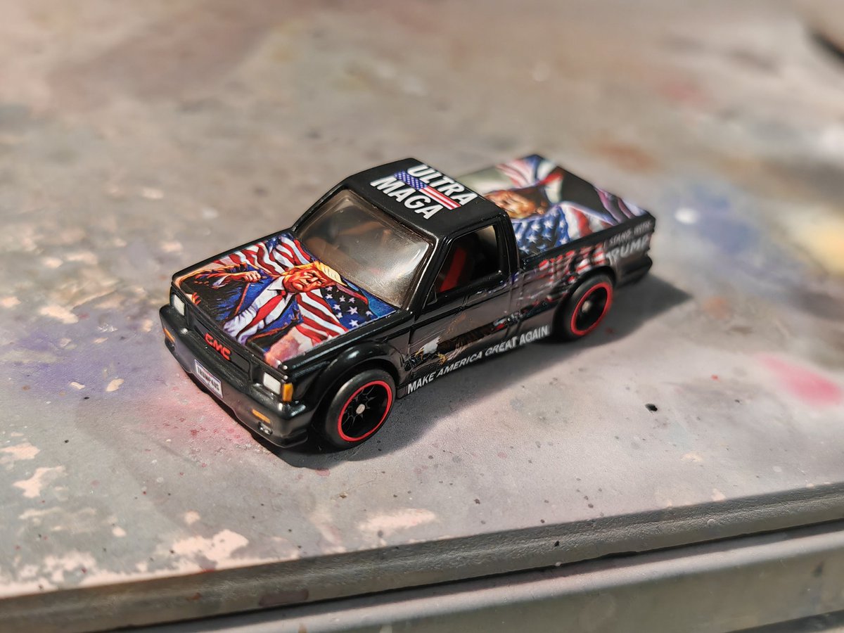 HuskyTwo1's tweet image. #HotWheels #64scale #MAGA #diecast #Trump Well...finish repaint the GMC and paint the man.
