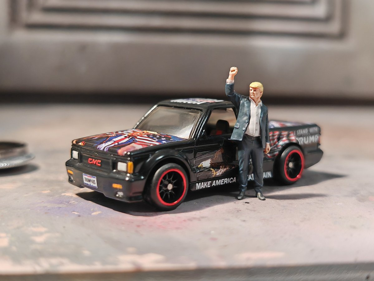 HuskyTwo1's tweet image. #HotWheels #64scale #MAGA #diecast #Trump Well...finish repaint the GMC and paint the man.