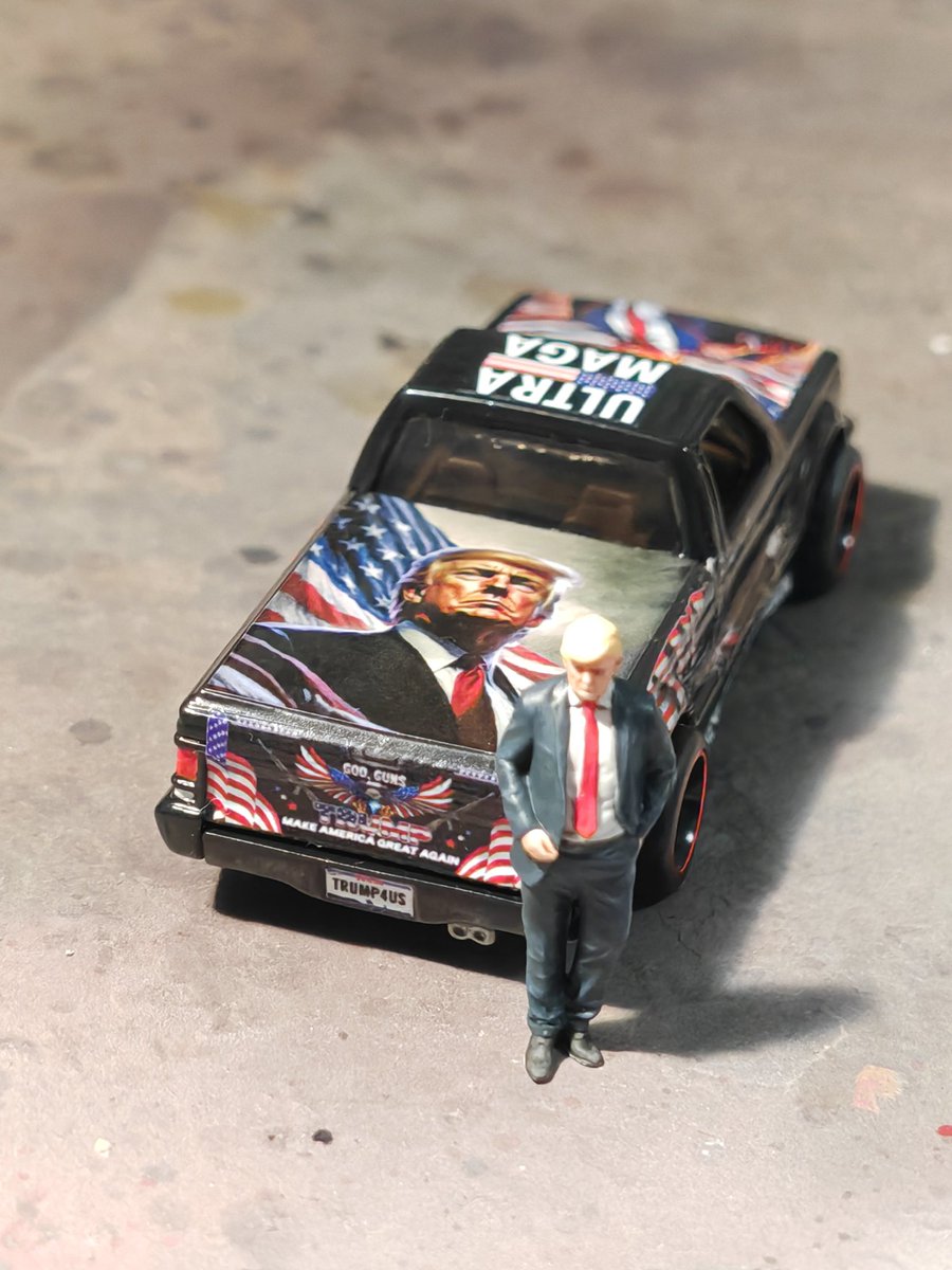 HuskyTwo1's tweet image. #HotWheels #64scale #MAGA #diecast #Trump Well...finish repaint the GMC and paint the man.