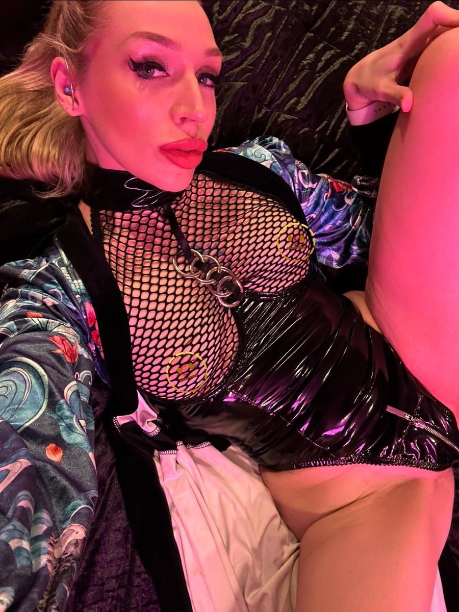 GodtheMist99698's tweet photo. I’m too hot to be this bored right now.
Good thing I have some fun plans.
How would you keep me entertained? https://t.co/i7th4UUB6O