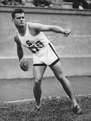 GebMo1's tweet photo. #Yuhistoria-sarjassa myllätään Amerikan kisoja vuonna 1929.  #PaavoNurmi ja hänen toinen jenkkiturneensa. #EricKrenz lähetti Kreikan limpun ME-lukemiin. #GeorgeSimpson käytti lähtötelineitä, ennätyksiä ei hyväksytty. 

Luepa: https://t.co/fVrbevN0mK

#yleisurheilu https://t.co/l4rHqF59vA