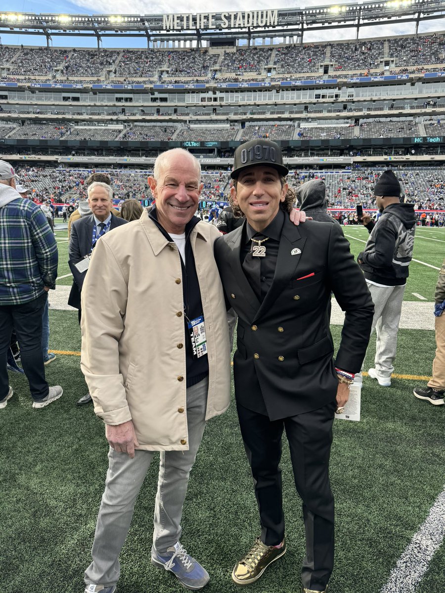 seanstellato's tweet image. Good luck Stellato Sports clients. Always great catching up with @giants co-owner and friend Jon Tisch. Thanks to all those who serve and make the ultimate sacrifice. #SaluteToService #NoBackingDown #Blessed @NFL @USArmy @C_Manhertz #01970