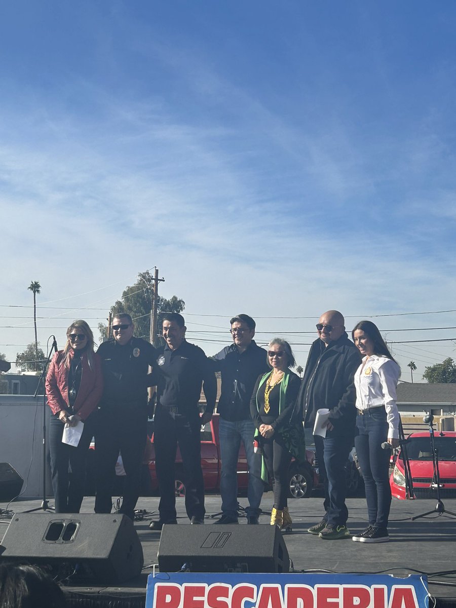 Dia de Accion de Gracias en Familia. Thanks to Irayda Flores <a href="/IraydaF79/">Irayda Flores</a>  Another great morning giving thanks in our community. <a href="/PhoenixPolice/">Phoenix Police</a> <a href="/PHXFire/">Phoenix Fire Dept.</a> Plaza Thomas 44th Ave and Thomas.