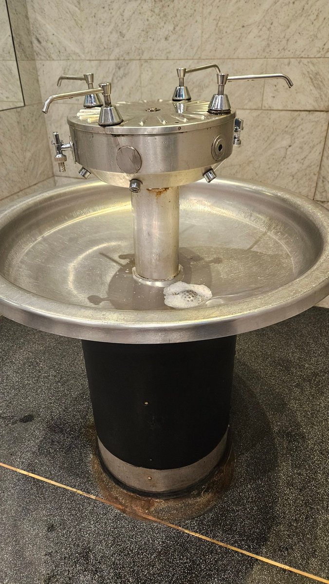 לא מנסה להלחיץ אבל נראה לי שחדר הסודות נמצא מתחת לשרונה.