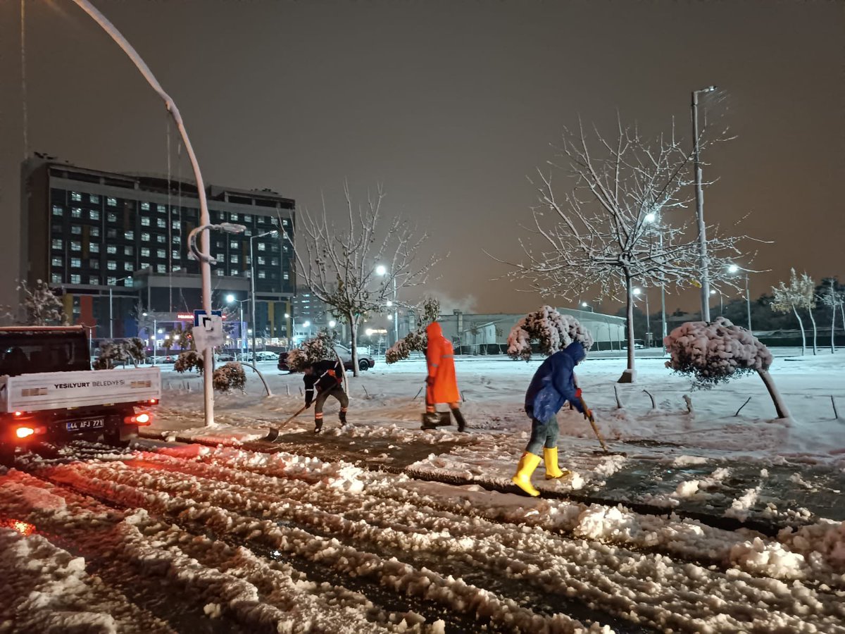 yesilyurtbeltr's tweet photo. ❄️ Yeşilyurt'umuzun her noktasında olumsuz bir durum ile karşılaşmamak adına;

🧹Kaldırım temizleme ve kar küreme çalışmalarımıza ara vermeden devam ediyoruz.

 📍 Şehit Mehmet Kılınç Ağız ve Diş Sağlığı Hastanesi önü https://t.co/eEtx9UuGck