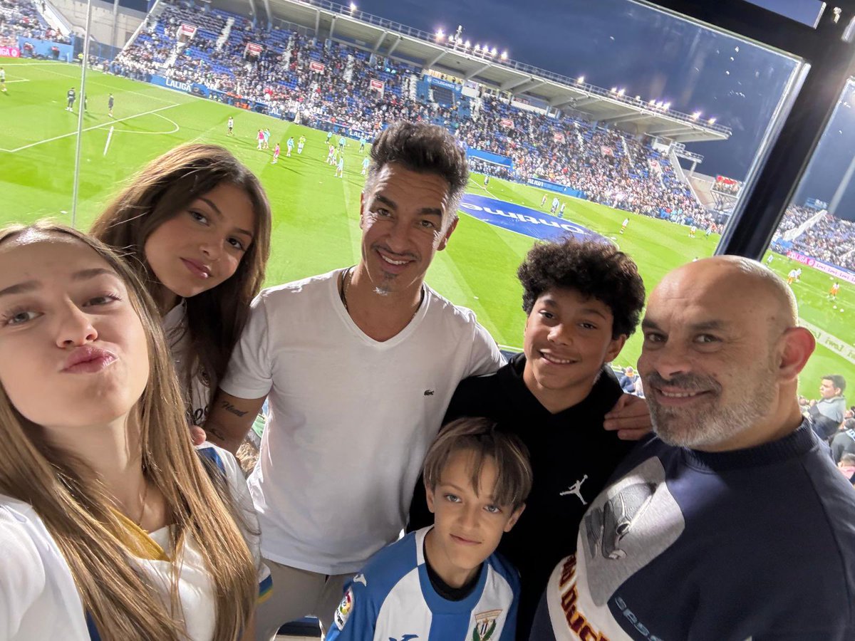 #LeganesRealMadrid nuestro Director de #tecnificaciónpepinito comentando el partido y nuestro presidente del #pepinito con la familia, siempre con una de nuestras pasiones el  #futbol

Escúchalo aquí 👇
telemadrid.es/emision-en-dir…