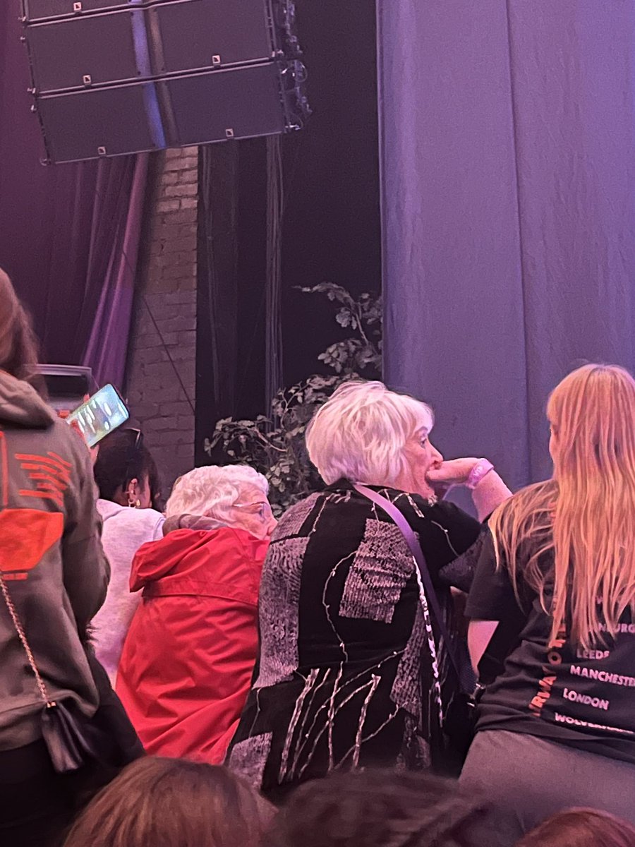 calamitynilz's tweet photo. two icons at the barricade https://t.co/SXQPanNrq5
