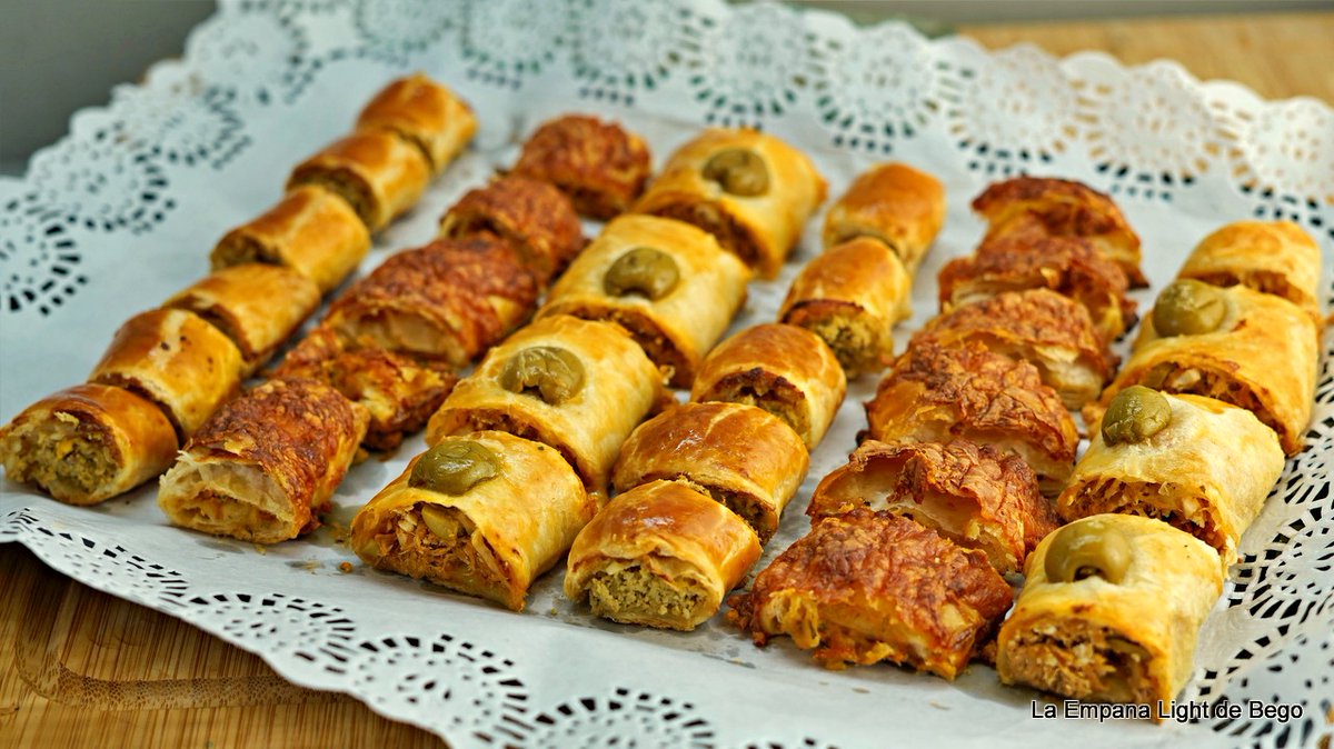 Hojaldres Salados Rellenos. Una bandeja llena de ideas para aperitivos de Navidad. Ya puedes ver la vídeo receta en nuestro Canal de YouTube 👉youtu.be/xkd0VZcRHoo
