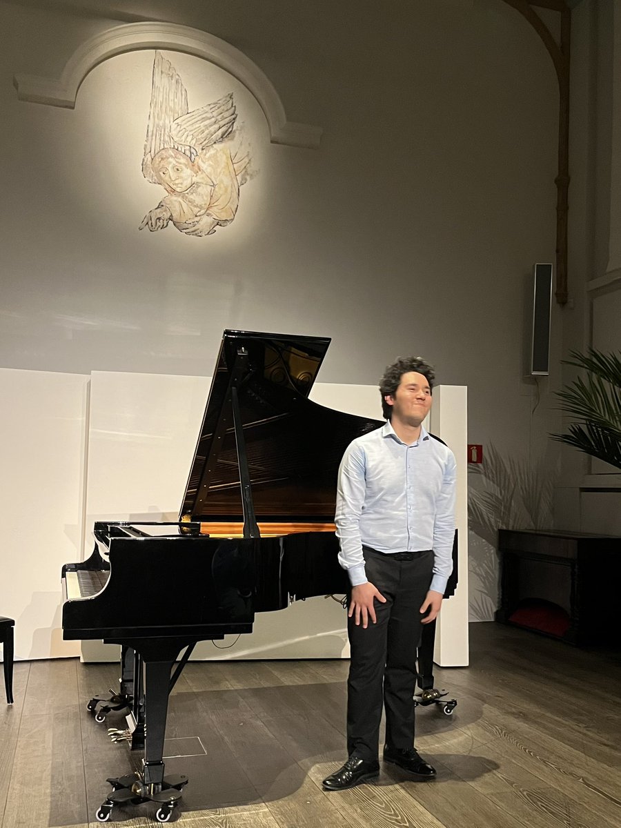 Wat een prachtig pianoconcert van Aarón Ormaza Vera in Naardense Bij Andreas! Vanuit de Raad van Advies adviseer ik dit seizoen ook te gaan! Aarón behaalde in 2016 zijn bachelorsdiploma in Ecuador en speelde bijvoorbeeld ook al in het Muziekgebouw aan het IJ en TivoliVredenburg.