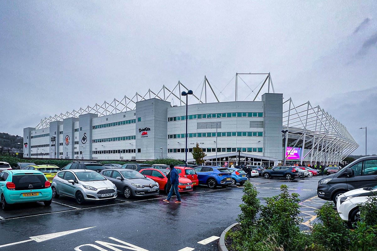 nico5381's tweet photo. Entertaining Sunday afternoon in South Wales watching a seven goal thriller between #Swansea City and #Leeds United. #LUFC came up on top with a late winner in stoppage time. #SWAvLEE #doingthe92 #groundhopping https://t.co/i5piPe3ojt