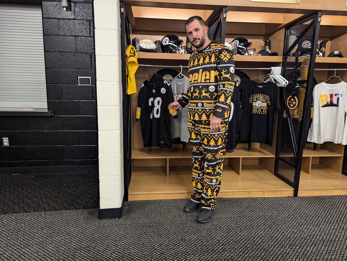 andygalis's tweet photo. @Alex_Kozora special teams holiday photos https://t.co/yVs9OVFeHx