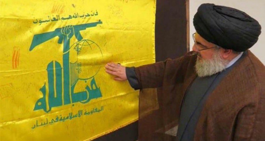 مقاومة
عناصرها استُهدِفوا بمجزرتي #البايجر و #اللاسلكي
اغتيل عدد من اهم قياداتها العسكرية
اغتيل أمينها العام وقائدها #السيد_حسن_نصرالله
هُجِّر ناسها وعوائلها 
تُرتكب المجازر بأهلها

ولا تزال صامدة وتضرب عُمق #الكيان من الحافّة الأمامية

أي مقاومة هي هذه؟!!
إنّه #حزب_الله الجبّار