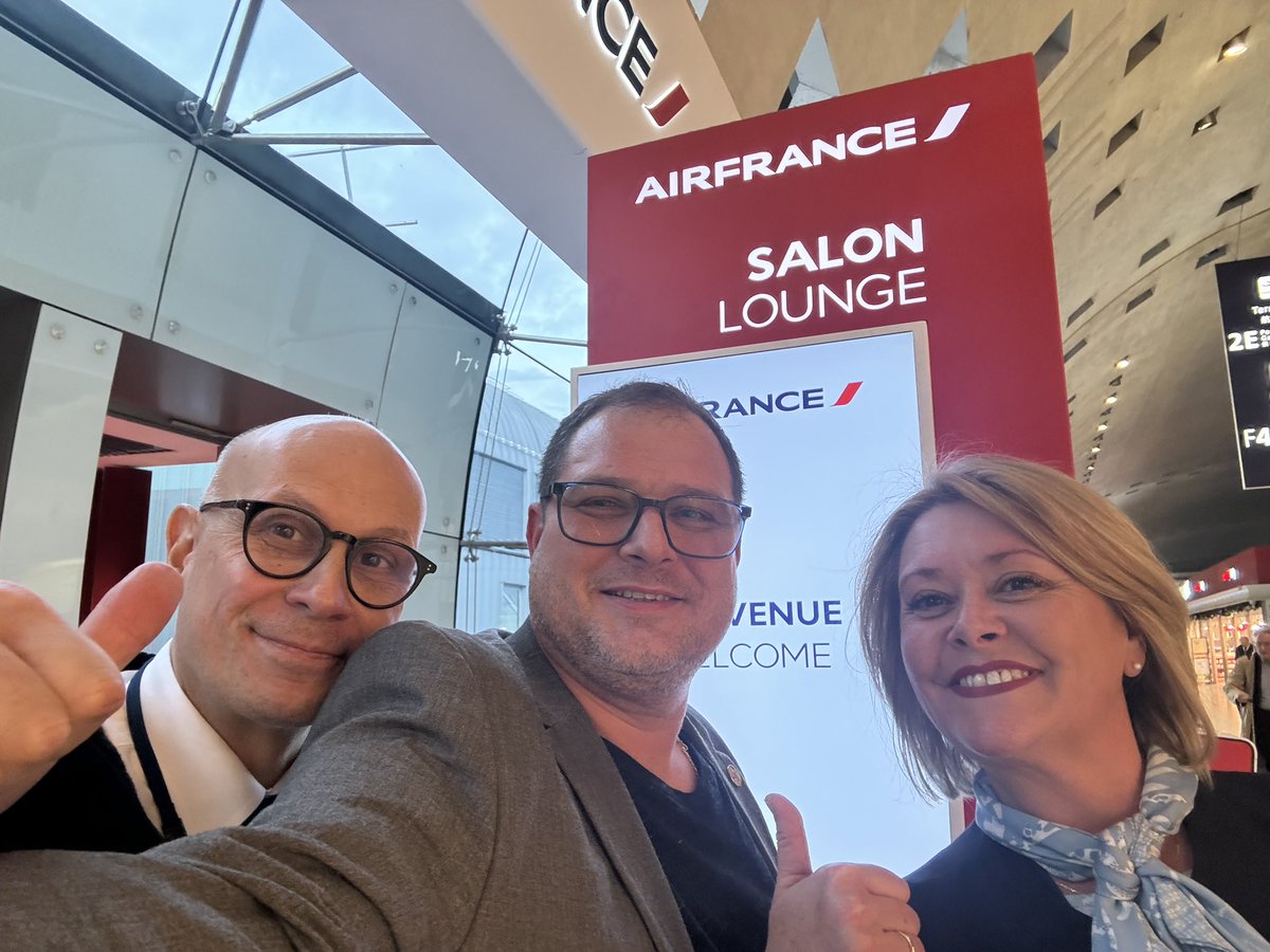 Merci <a href="/daphneeOff/">🇫🇷🔴daph🔴🇫🇷🇮🇱</a> et <a href="/marcleflour/">marcleflour</a> pour ce magnifique accueil à CDG! Toujours un plaisir de vous croiser, ne changez rien vous faites la force de <a href="/AirFranceFR/">Air France FR</a> 😍😘✈️
<a href="/youtripreport/">✈️ YouTripReport ✈️</a> <a href="/AlainBaron747/">Alain Baron</a> @laurence_d33 <a href="/amis_AF/">Air France Fans 🇫🇷✈️</a> <a href="/AF_fabrice/">Fabrice_K</a> <a href="/aldomacair/">A</a> <a href="/fapelous/">Fabien PELOUS</a> <a href="/AFnewsroom/">Air France Newsroom</a>