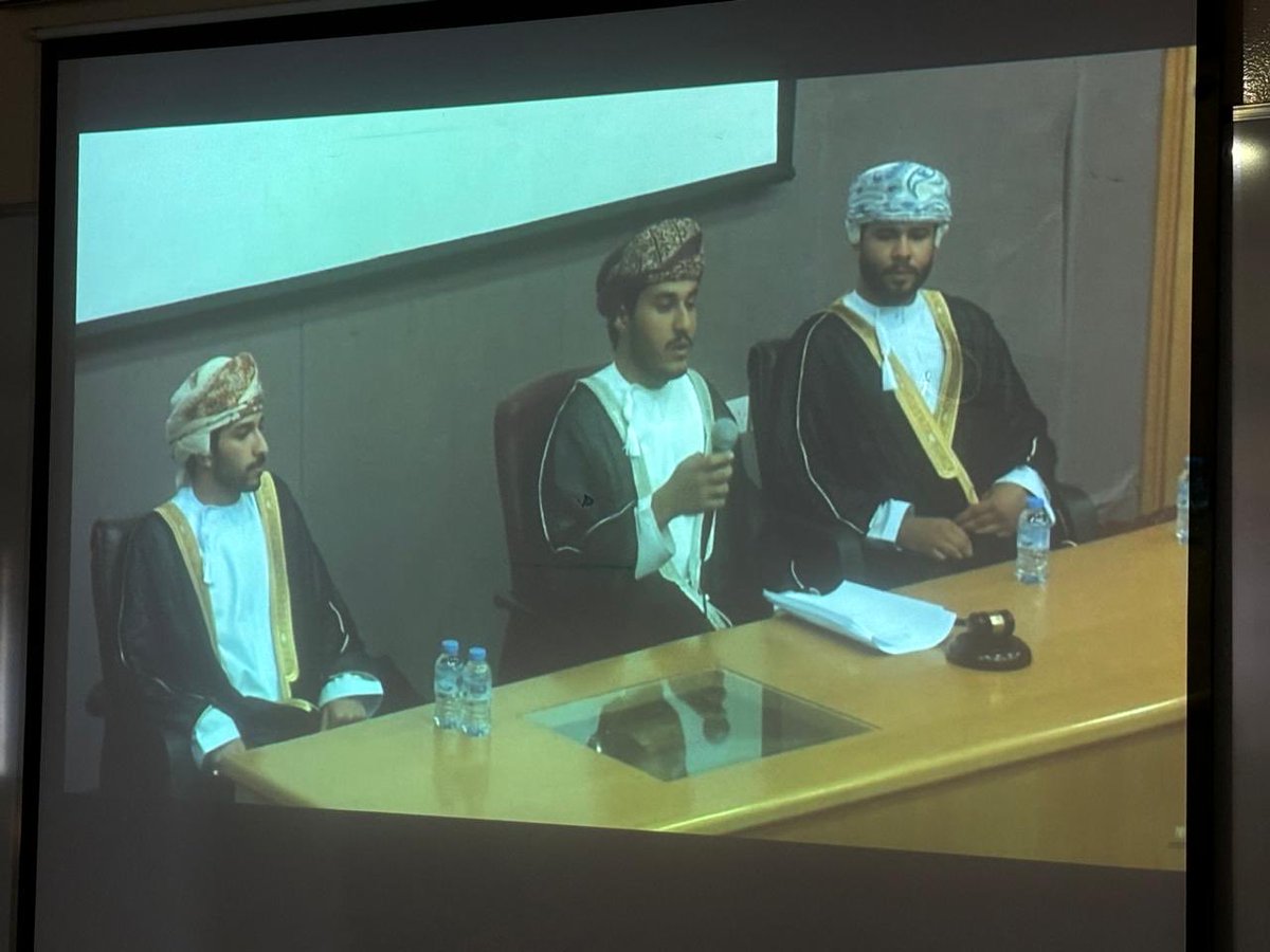 “قدّم أخصائي التوجيه المهني أ. هارون العميري عرضًا لطلبة الصف الثاني عشر حول كلية الحقوق، شمل التعريف بتخصصات القانون وشروط الالتحاق بها. جاء هذا العرض ضمن جهود المدرسة لتعريف الطلبة بالفرص الأكاديمية المستقبلية ومساعدتهم على اختيار المسار الأنسب.
#تعليمية_الداخلية
#التحول_الرقمي