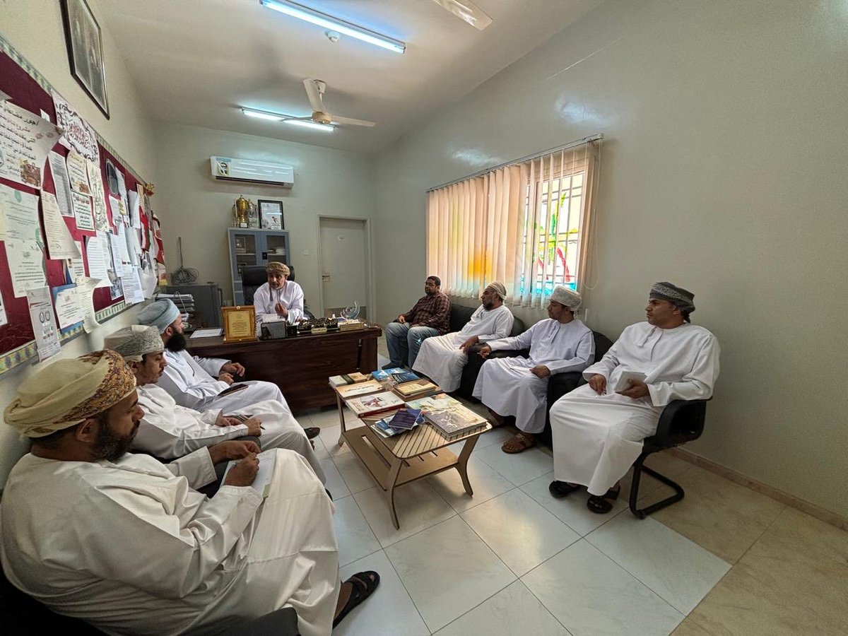 اجتمعت الإدارة المدرسية بالمعلمين الأوائل لمناقشة التغذية الراجعة لاجتماع اللجنة الإشرافية اللامركزية، حيث تم استعراض أهم الملاحظات والتوصيات. ركز الاجتماع على تحسين الأداء وتطوير الممارسات التعليمية
#تعليمية_الداخلية
#التحول_الرقمي