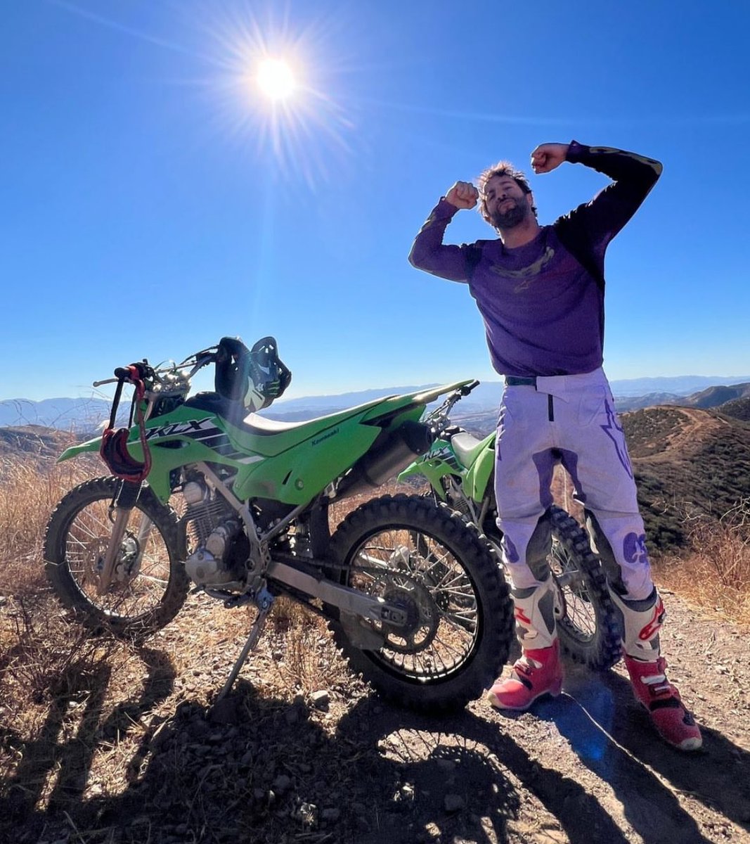 stelenacore's tweet image. why he kinda fully moved on while we&apos;re still losing our heads over him leaving two whole months later 😭😭 good for him