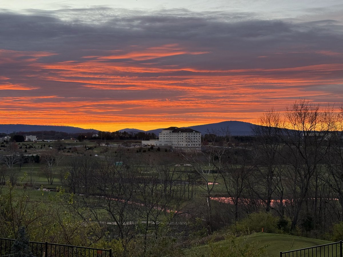 BlueRidgeShadow's tweet image. Some days Mother Nature paints the  prettiest pictures! #golf #golfcoursephotography #golfcourse #sunrise #nofilter