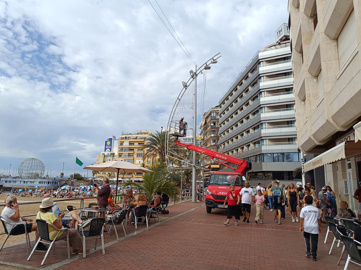 La empresa que está colocando las luces de Navidad esta dándolo todo. Este jueves deben estar encendidas....