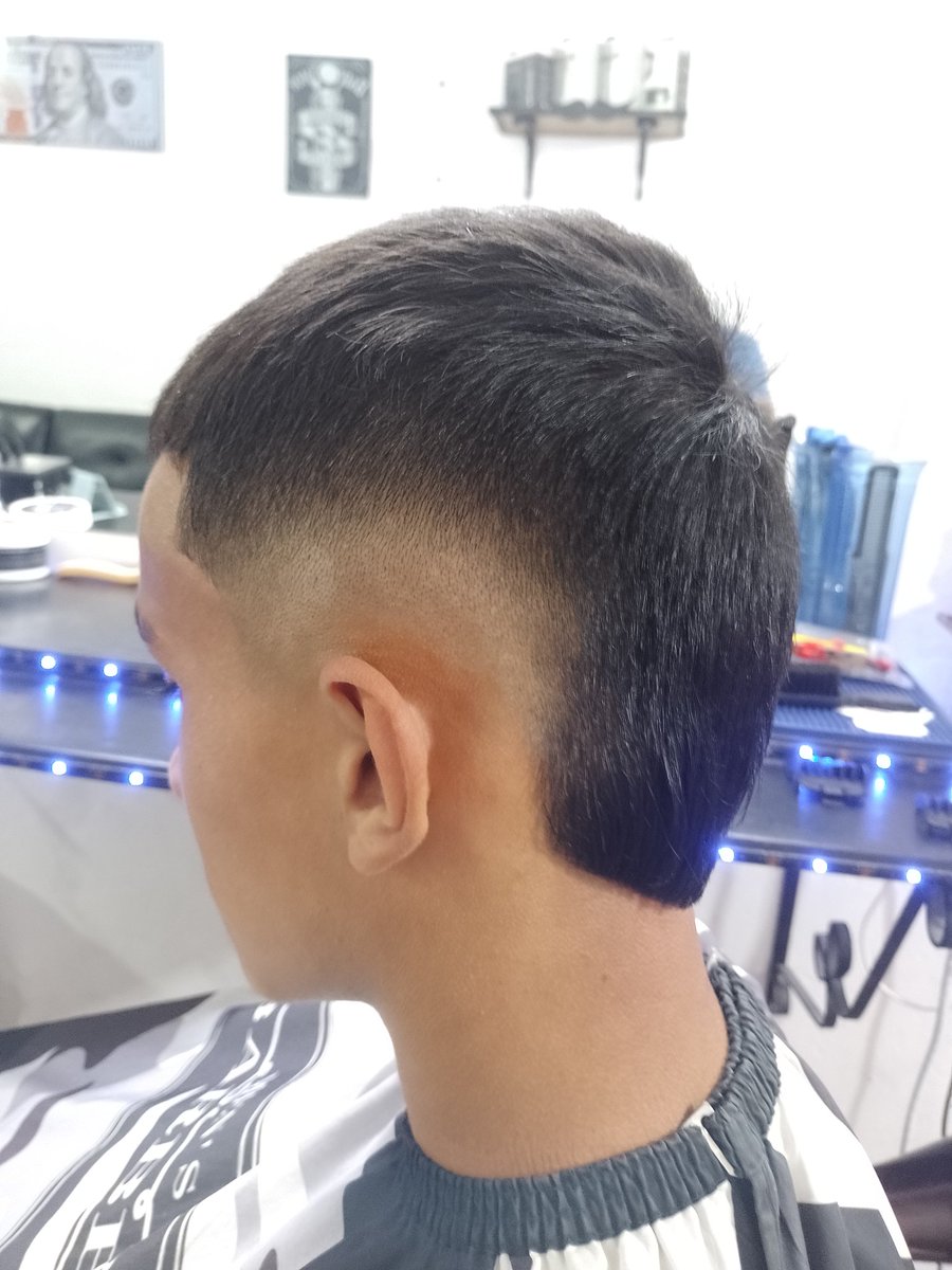 IsraelGarcia93's tweet photo. #barbershop #barberia #barber #mohicano https://t.co/xkxj2waRhZ