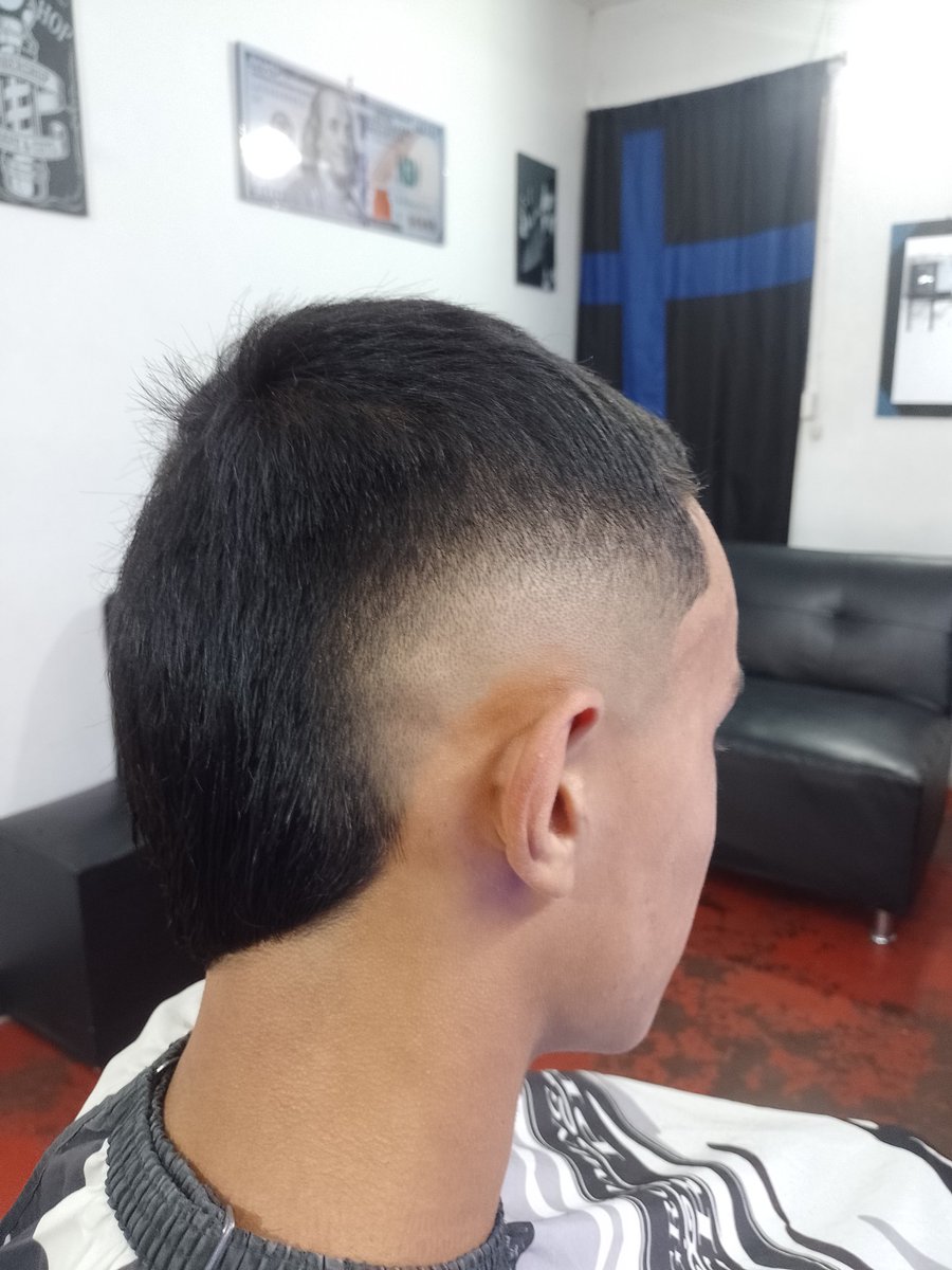 IsraelGarcia93's tweet photo. #barbershop #barberia #barber #mohicano https://t.co/cBw3v9HW3z