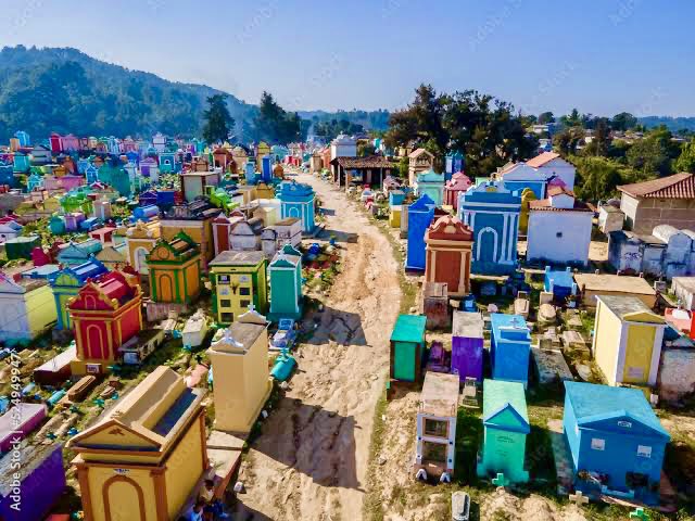 BALCIMurat's tweet photo. Mezarlığın güzelliğine bak, sanki şirinler köyü 👻🎨 #Chichicastenango #Guatemala https://t.co/6Av0If1Ie9