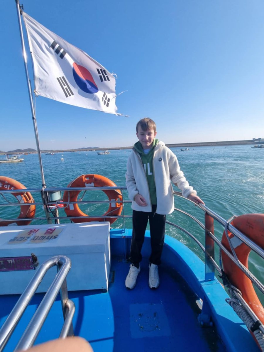 GunnersburySch's tweet image. Gunnersbury boys on family day  with their exchange partners in Korea