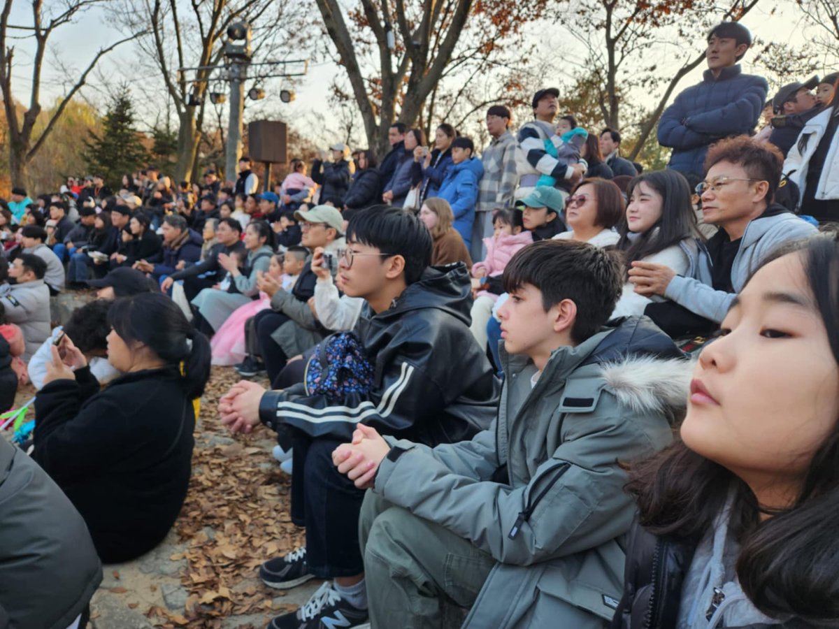 GunnersburySch's tweet image. Gunnersbury boys on family day  with their exchange partners in Korea