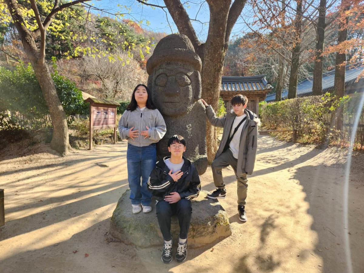 GunnersburySch's tweet image. Gunnersbury boys on family day  with their exchange partners in Korea