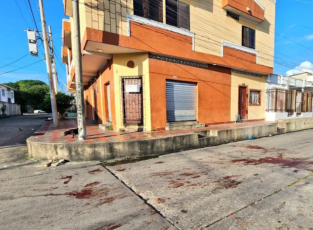 Las imágenes del antes y después de la masacre del barrio El Carmen en Barranquilla son espeluznante. 

Muchos pensamos que la policía está involucrada con los criminales,  porque nadie se explica como sucede esto, a escasos metros de un CAI.

 Nos roban hasta la tranquilidad.