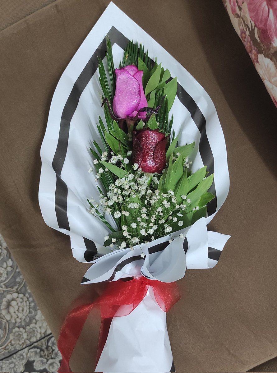 juniorcodergir's tweet image. وقتی با گل سوپرایز میشم قلبم اکلیلی میشه 🥹🥰