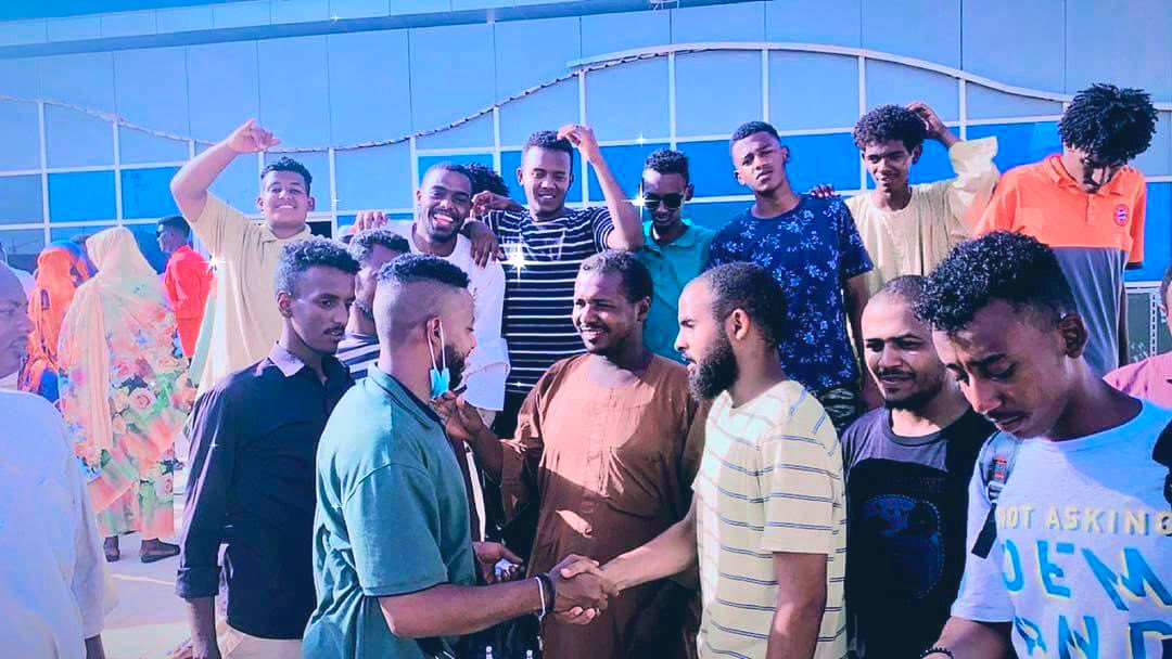 السودان من مطار الخرطوم الدولي🥹
بعنوان رفقاء الطفولة والحلة رفقاء المره قبل الحلو🔥
مهما بعدت المسافات سنلتقي في يوم ماء نحن  شراين القلب نجتمع لكي ينبض سويا♥️
صورة خالده في الوجدان الي ان نلتقي ي رفاق🙏🏻♥️