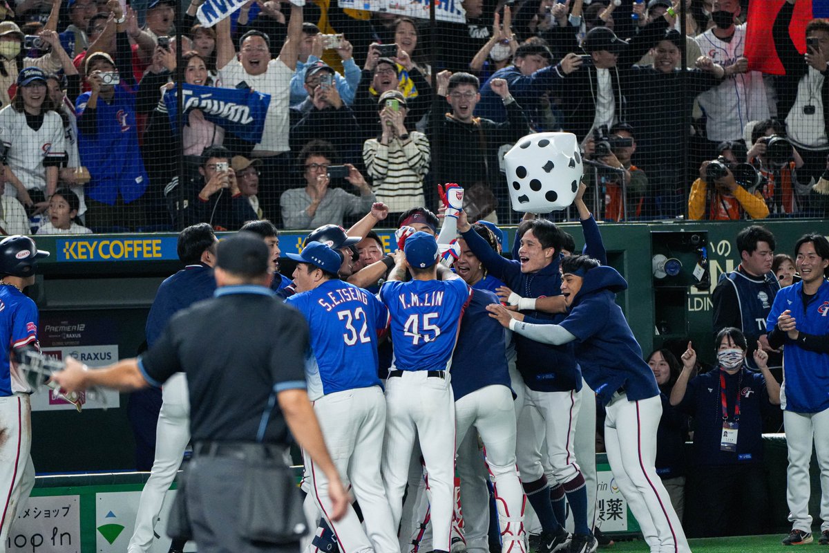 Congratulations to #TeamTaiwan for taking gold at the #Premier12 after a tough game against Japan. Although I was in a meeting here in Canada during the game, my heart was with our team &amp; all the Taiwanese fans. No matter where we are, us Taiwanese always get behind our team!