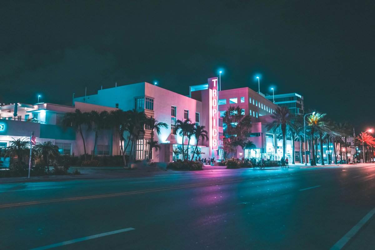 LitroMagazine's tweet image. #StorySunday Searching for the Real, Realer, Realest, Fake Miami bit.ly/3Z5ApZV by @flavia_monteira A reflective piece that captures the tension of belonging and detachment, an intimate glimpse into life behind the glamorous façade of an iconic destination. #Miami
