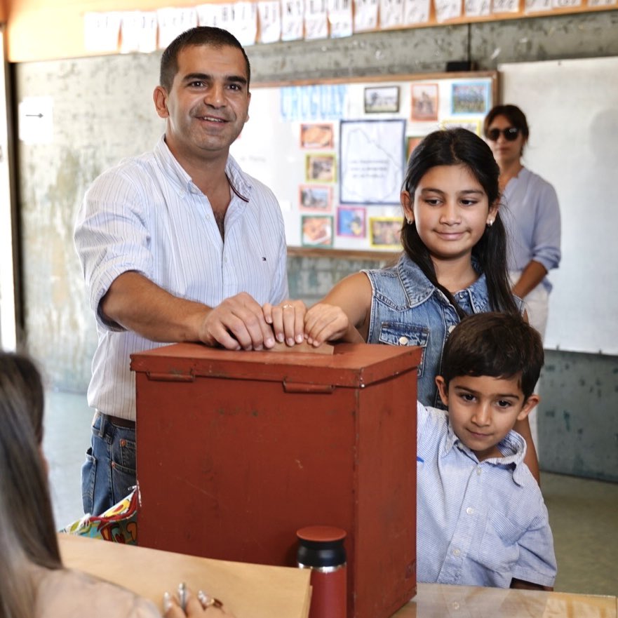 jose_yurramendi's tweet photo. Con Laura y los niños y con mucha alegría disfrutando de esta nueva instancia electoral. Una fiesta de la Democracia en la que el pueblo libremente elige a quienes guiarán al país en los próximos 5 años. https://t.co/moEeEWXTMO