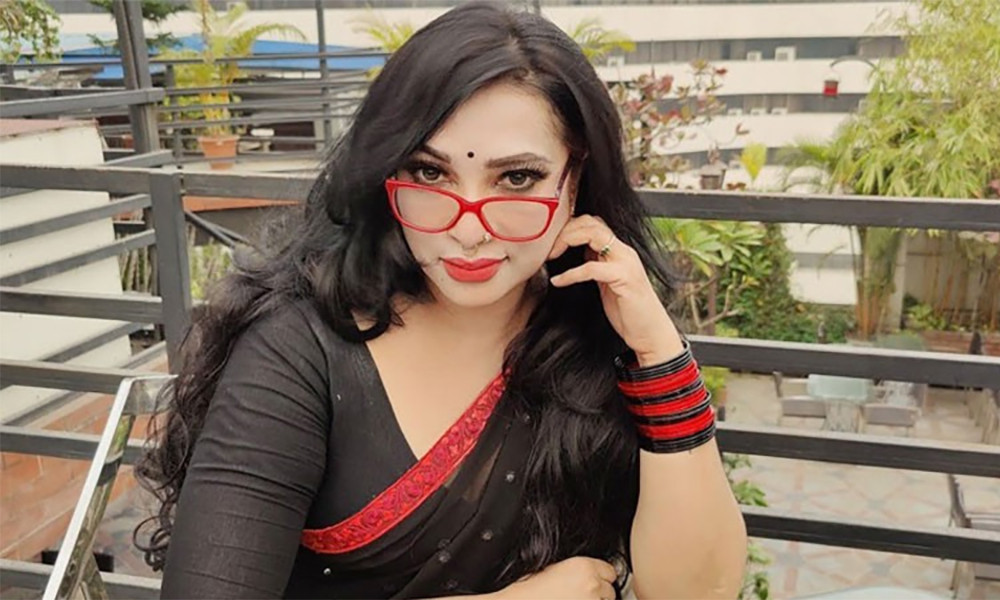 অভিনয় শুরু করছেন সেই সাবরিনা