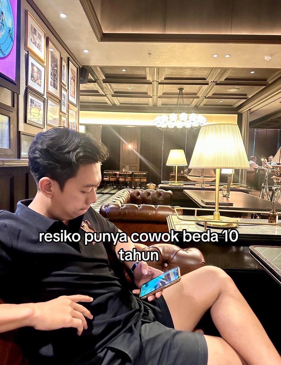 whoopziiy's tweet image. ⚠️RESIKO PUNYA COWO BEDA 10 TAHUN 

mbak nya kuat banget ngejalaninnya...