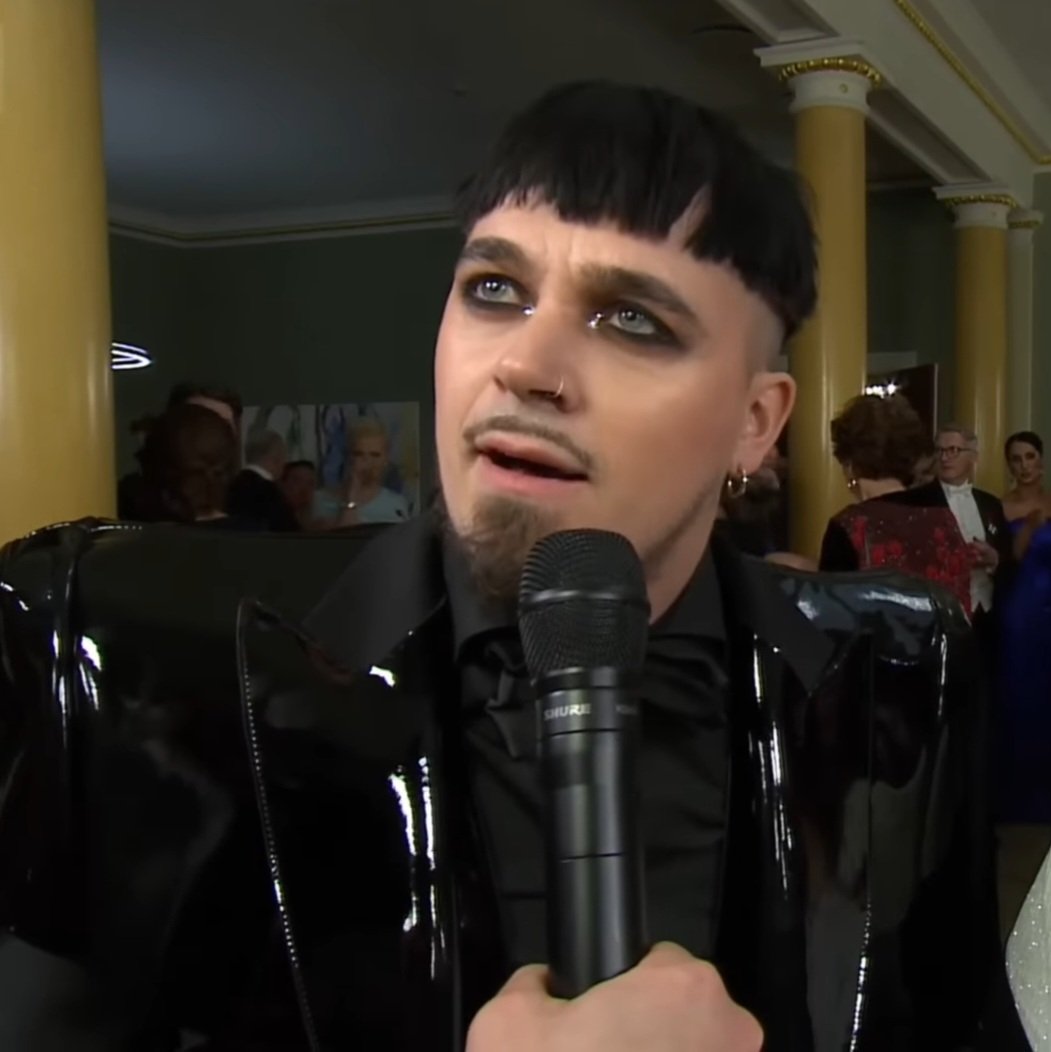 Käärijä reacts to people taking the lyrics of Autiomaa and really holding space with that: "Woah".