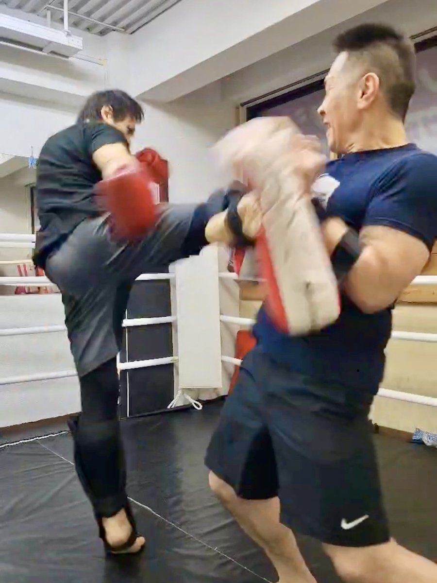 KRT_SG's tweet photo. 34年振りの再会後すぐミット打ち🥊

止まっていた時間(とき)が動き出した様だった✨

勿論身体は当時の様には動かないけど、心はあの頃に戻った様でした😁

#テツパ
#テツジムパーソナルスタジオ
#シュートボクシング
#力炎館
#西林誠一郎 https://t.co/6Zh9WWgdtw