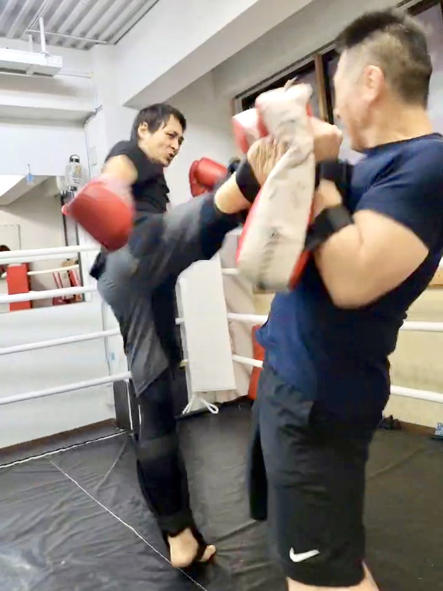 KRT_SG's tweet photo. 34年振りの再会後すぐミット打ち🥊

止まっていた時間(とき)が動き出した様だった✨

勿論身体は当時の様には動かないけど、心はあの頃に戻った様でした😁

#テツパ
#テツジムパーソナルスタジオ
#シュートボクシング
#力炎館
#西林誠一郎 https://t.co/6Zh9WWgdtw