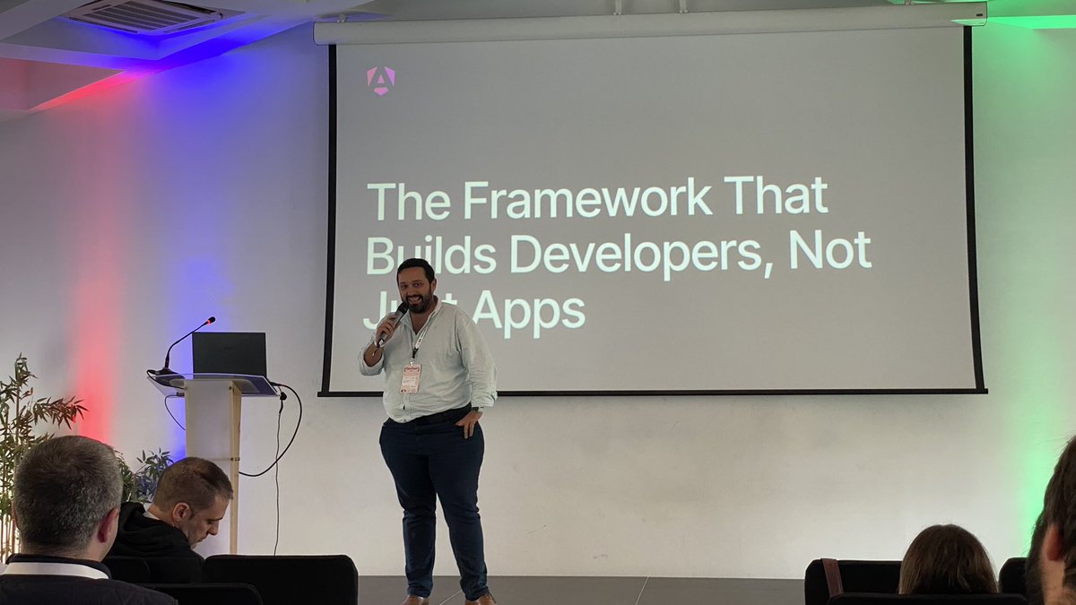 Escuchando a don <a href="/Carlillo/">Carlos Caballero</a> hablando de #Angular en el DevFest organizado por <a href="/GDGSevilla/">GDG Sevilla</a>