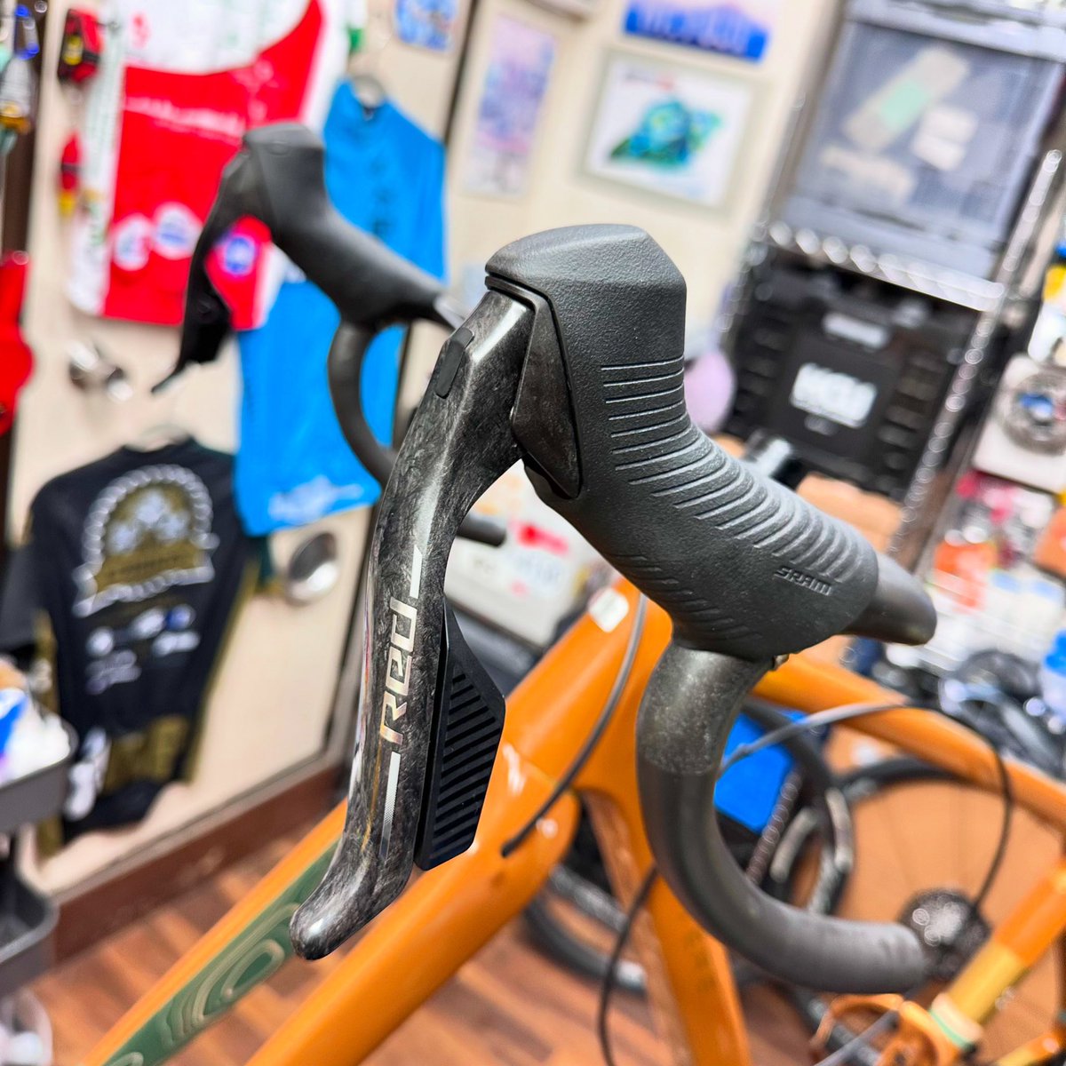 u2bikes's tweet photo. 遥かに良い。
フォルムも、握り心地も、圧倒的な引きの軽さも
SRAM REDAXS、ブレーキレバー
これは使ったらやめられない🥷🏻
値段の高さは使えば理解。
#U2BIKES #SRAM #REDAXS #組み上げ https://t.co/AKzQ3luKXw