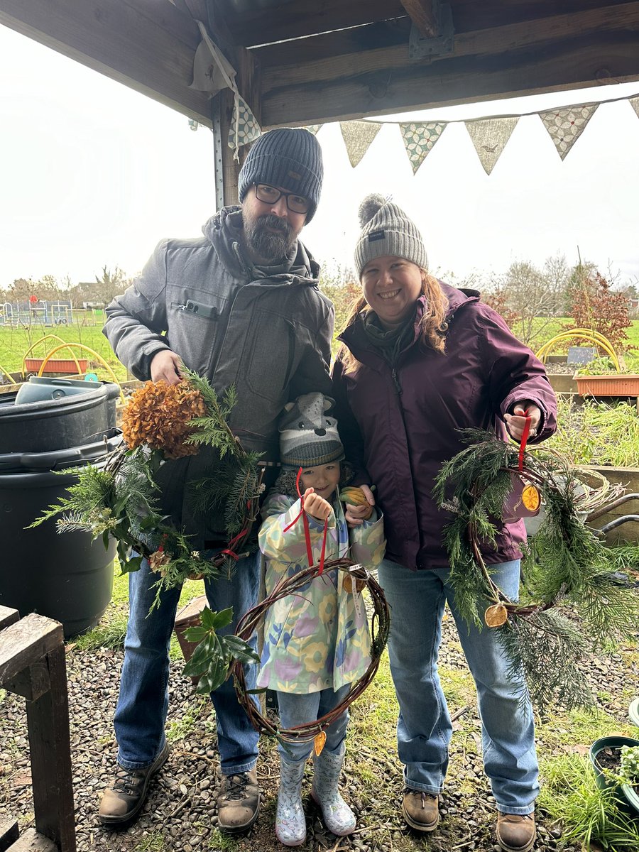 _JenniferHutton's tweet photo. Today we had our Winter wreath workshop for our families. The children enjoyed showing their families around our school garden and it was a lovely opportunity for our school community to connect. Lots of creativity as we used foilage foraged within our school grounds. #ThisisLfS https://t.co/532qOzPXpc