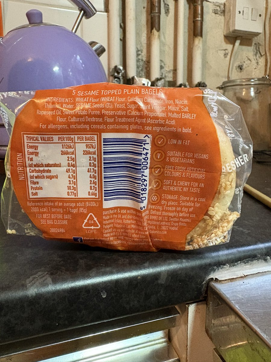 Cilusse's tweet photo. @Tesco Hi Tesco, let’s count together…. 4 bagels? 5 bagels? 😆  whoops https://t.co/114bhIt58U